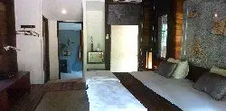บังกะโลที่ตกแต่งเรียบร้อยแล้ว พร้อมพื้นที่ในห้องพักที่โอ่โถง