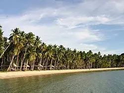 ทิวทัศน์อันสวยงามเงียบสงบของสยามบีชบังกะโล เกาะกูด ที่มองจากท่าเรือของเรา